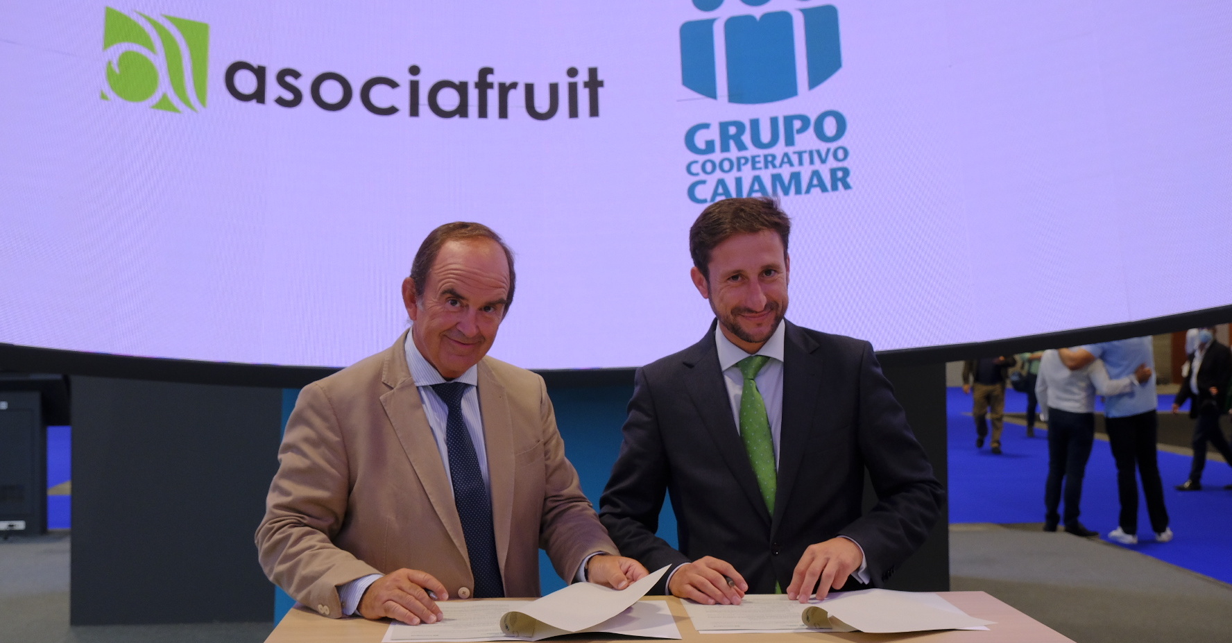 Convenio de Cajamar con Asociafruit El director gerente de Asociafruit, Luis Marín Lamparero, y el director territorial Sur de Cajamar, Francisco Manuel Martínez, en la firma del convenio