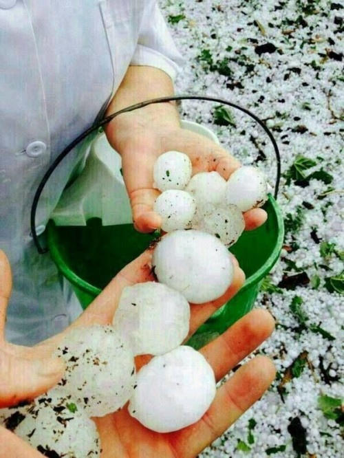 Imagen con bolas de granizo del tamaño de pelotas de ping pong