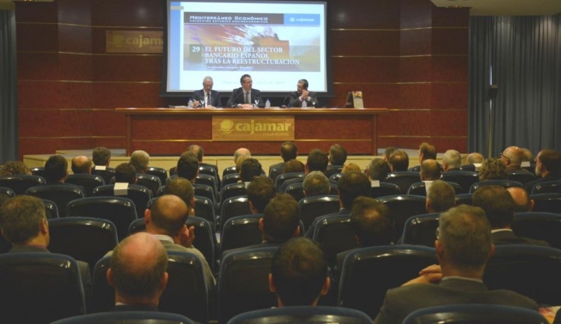 Presentación en Valencia de la publicación 'El futuro del sector bancario español tras la reestructuración'