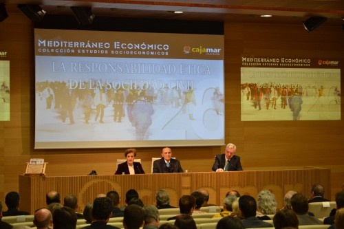 En la imagen, Adela Cortina,catedrática de Ética y Filosofía Política de la Universidad de Valencia y miembro de la Real Academia de Ciencias Morales y Políticas, Antonio Perez Lao, presidente de la Fundación Cajamar y Manuel Gutierrez, Director de comuni