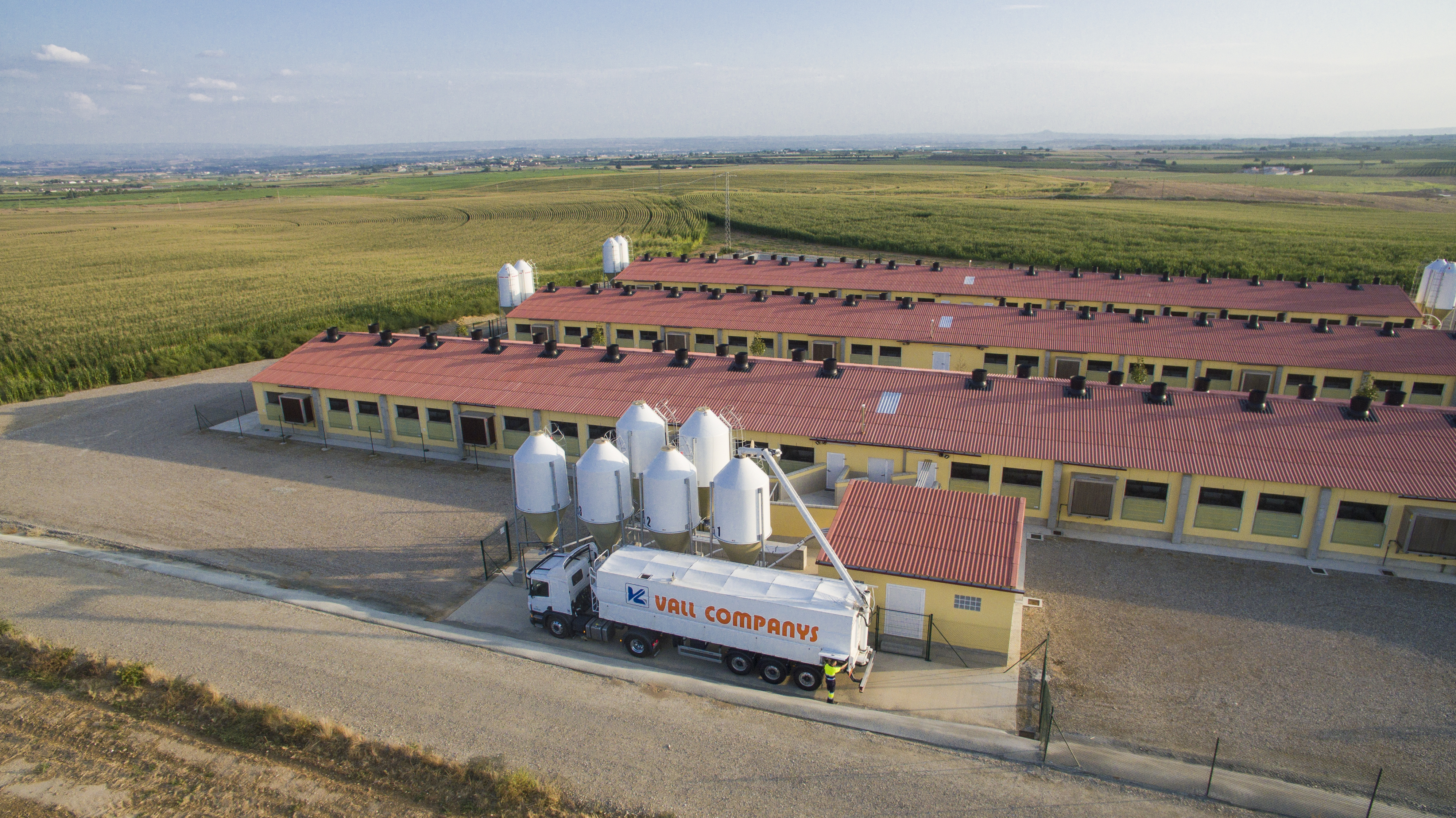 Vall Companys y Cajamar se alían para facilitar la financiación a los granjeros integrados